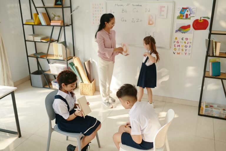 Niños realizando cursos de inglés