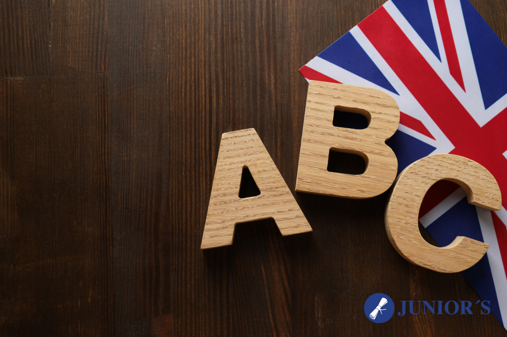 Bandera británica con letras de madera representando consejos para incorporar el inglés en tu rutina, y la diferencia entre el inglés británico y el inglés americano